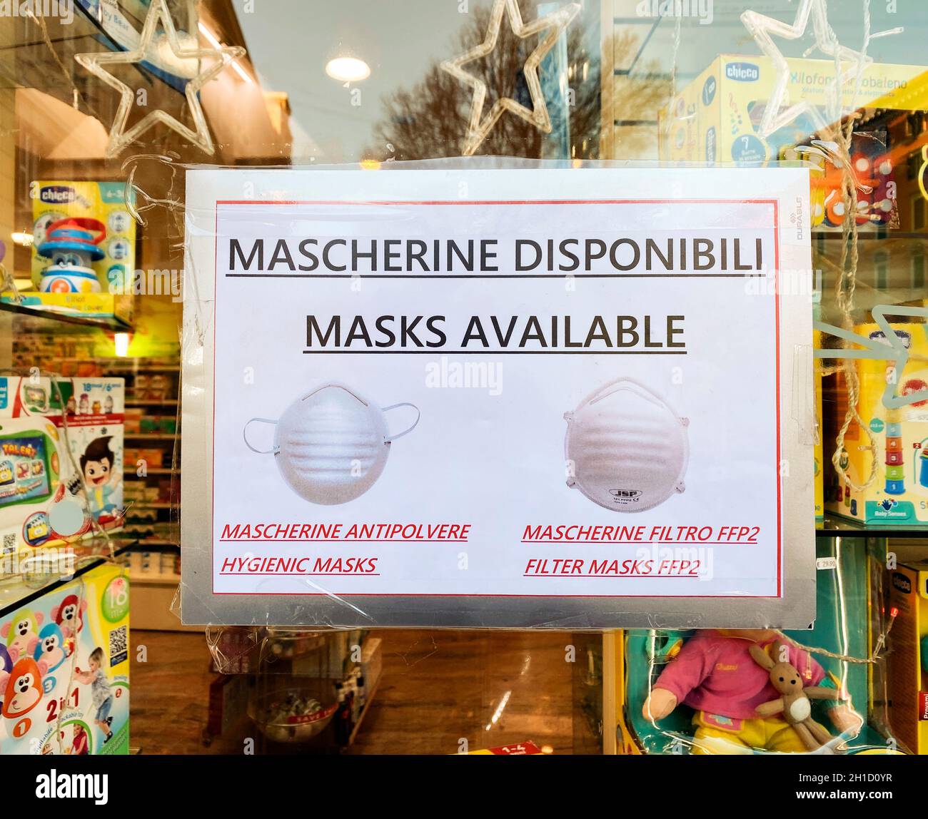 Roma, Italia, febbraio 2020: Un cartello esposto nella finestra di una farmacia italiana che indica la disponibilità di maschere igieniche per contrastare il coron Foto Stock