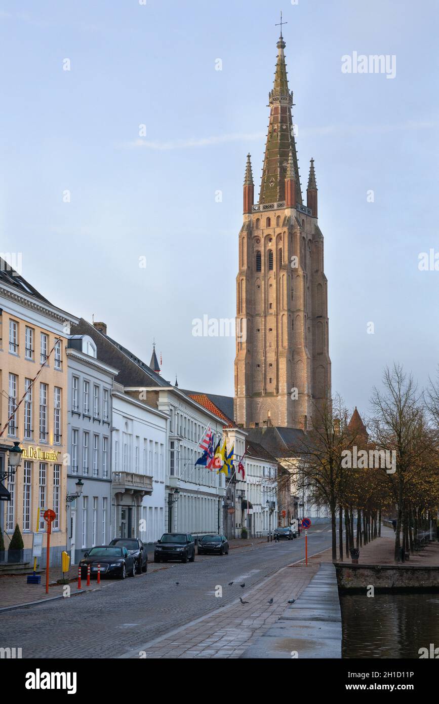 BRUGES, Belgio - 31 ottobre 2019: Street sulla chiesa di Nostra Signora, la città storica di Bruges in ottobre 31, 2019 in Belgio Foto Stock