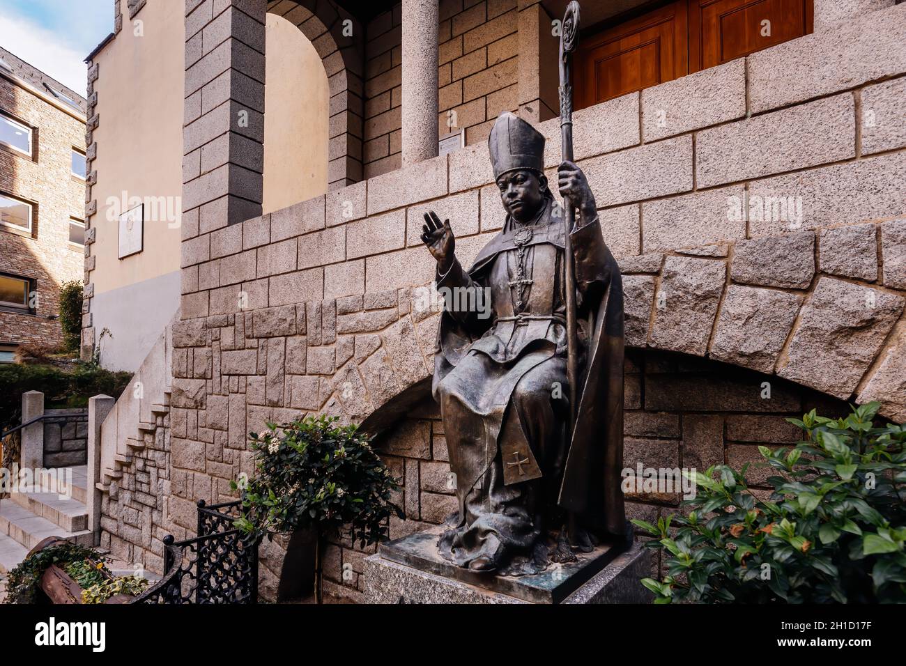 Andorra la Vella, Andorra, Feb 2018 Statua di un papa o di un santo di fronte alla chiesa Esglesia de Sant Esteve in Andorra, costruita tra XI e XII secolo Foto Stock