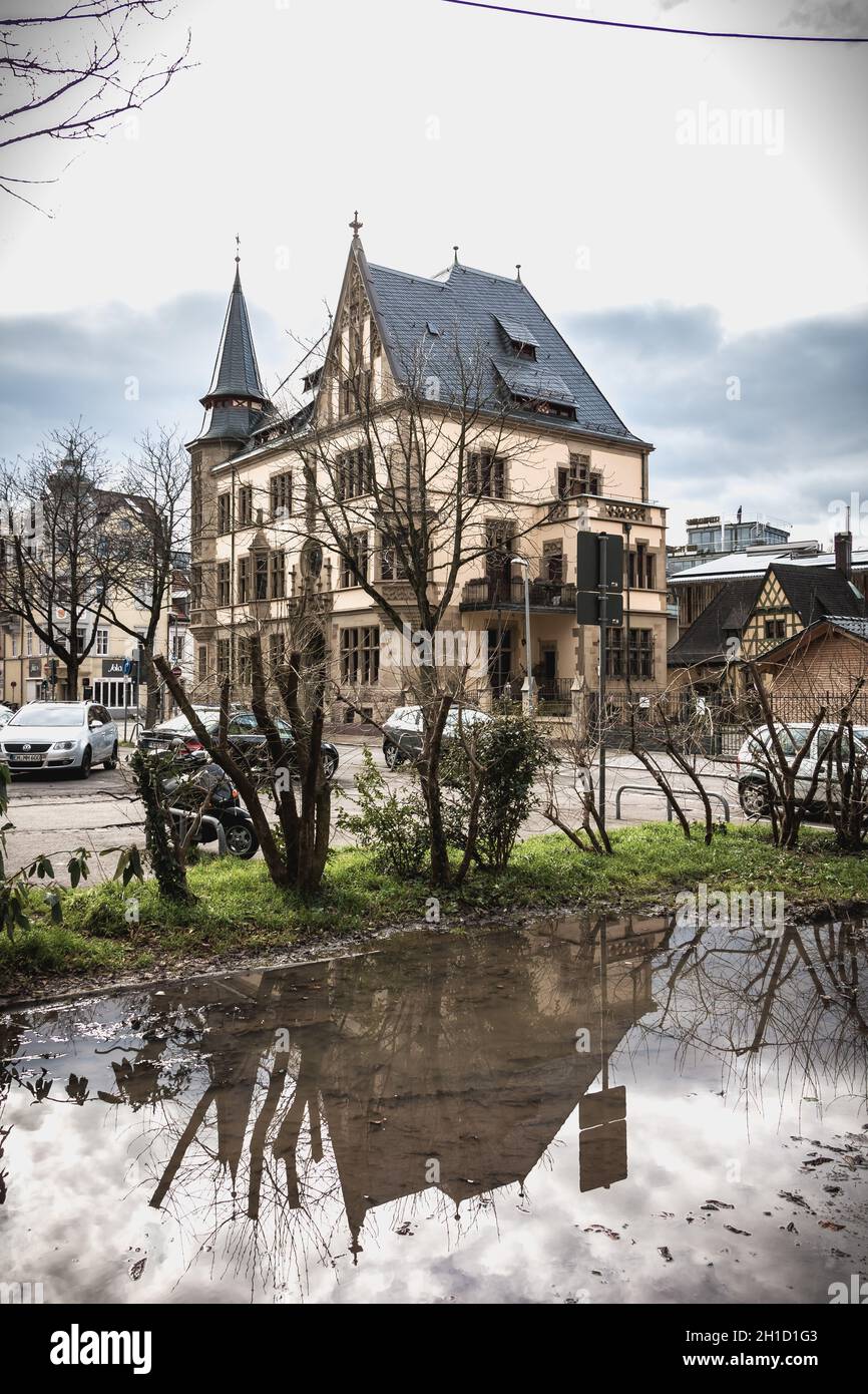 Friburgo in Breisgau, Germania - 31 dicembre 2017: Dettagli architettonici e atmosfera di strada nella parte storica della città in una giornata invernale Foto Stock