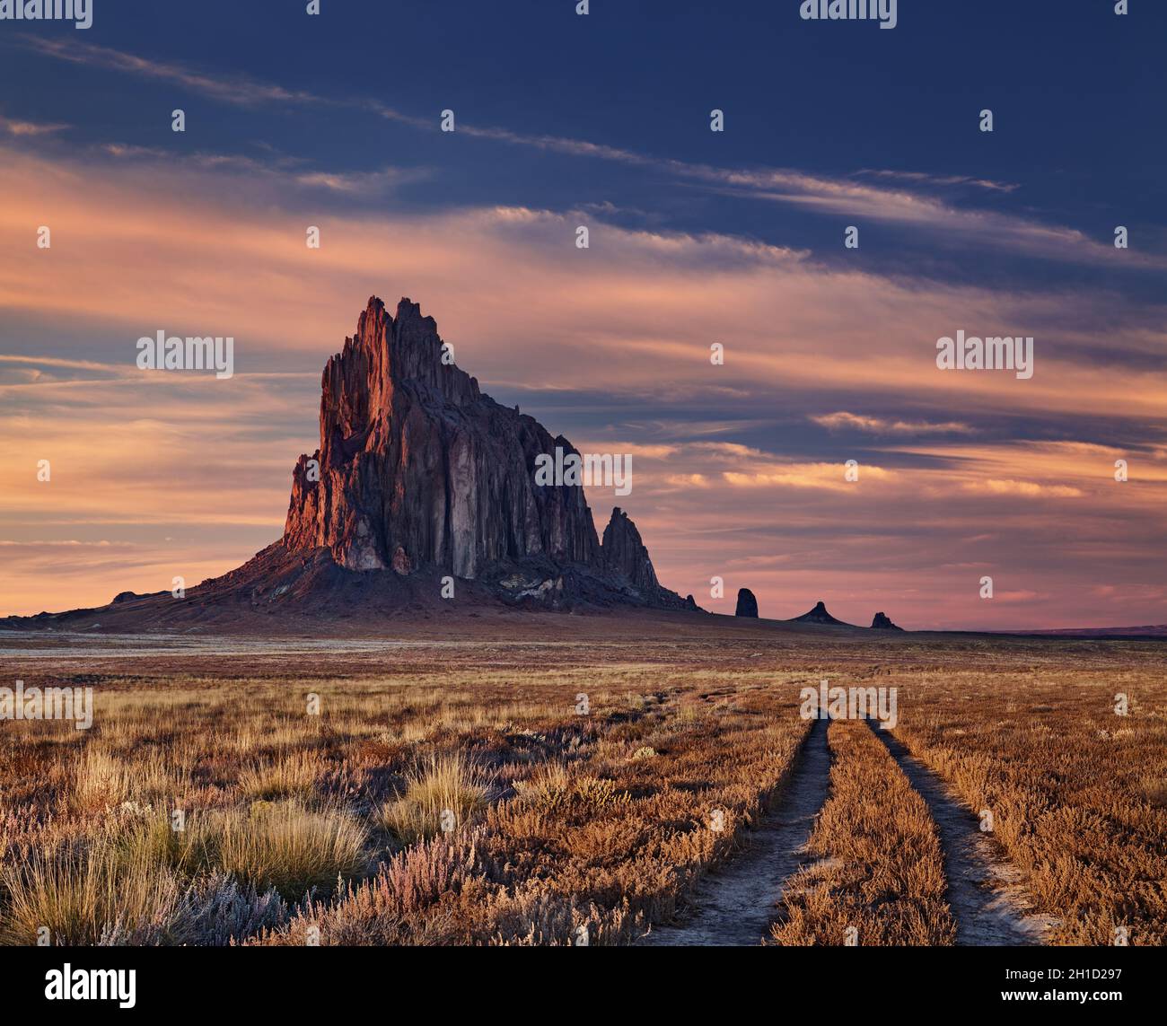 Shiprock, la grande roccia vulcanica montagna in piano nel deserto del New Mexico, NEGLI STATI UNITI Foto Stock