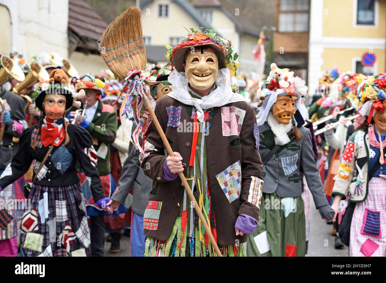Fasching im Salzkammergut - hier wird noch richtig zünftig gefeiert - auf dem Bild der „Fetzenzug“ in Ebensee (Bezirk Gmunden, Oberösterreich, Österre Foto Stock
