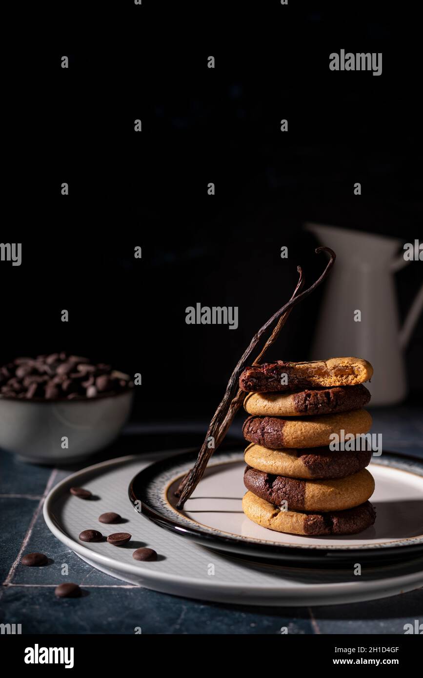 Biscotti doppi al cioccolato e alla vaniglia Foto Stock