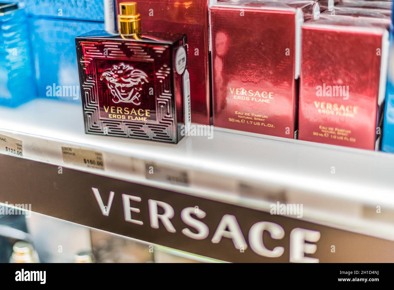 SINGAPORE - MAR 5, 2020: Bottiglie di profumo di Versace su uno scaffale del negozio Foto Stock