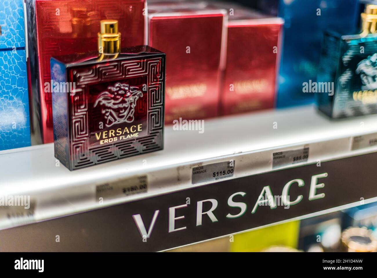 SINGAPORE - MAR 5, 2020: Bottiglie di profumo di Versace su uno scaffale del negozio Foto Stock