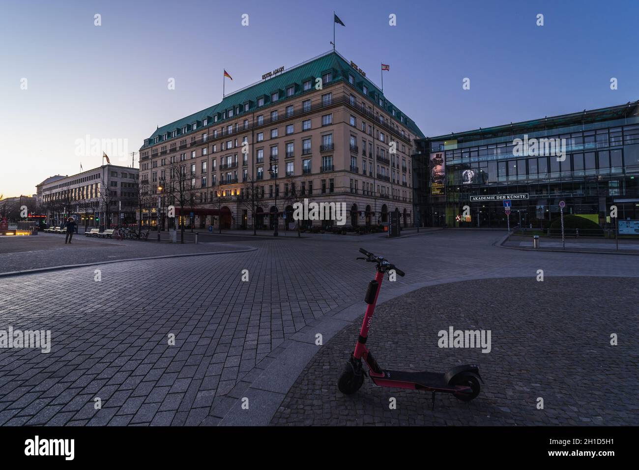 Brandenburg gate adlon hotel immagini e fotografie stock ad alta  risoluzione - Alamy
