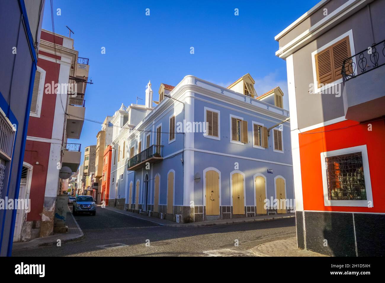 Mindelo/Capo Verde - 20 agosto 2018 - case colorate e strade della città, Sao Vicente Foto Stock