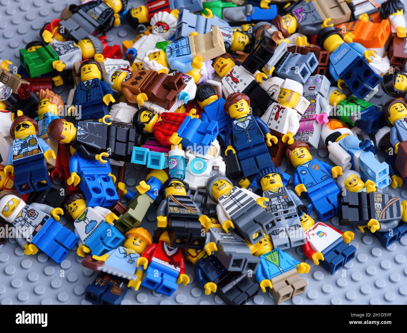 Tambov, Federazione Russa - 16 luglio 2021 Heap di minifigure Lego su piastra di base grigia. Foto Stock