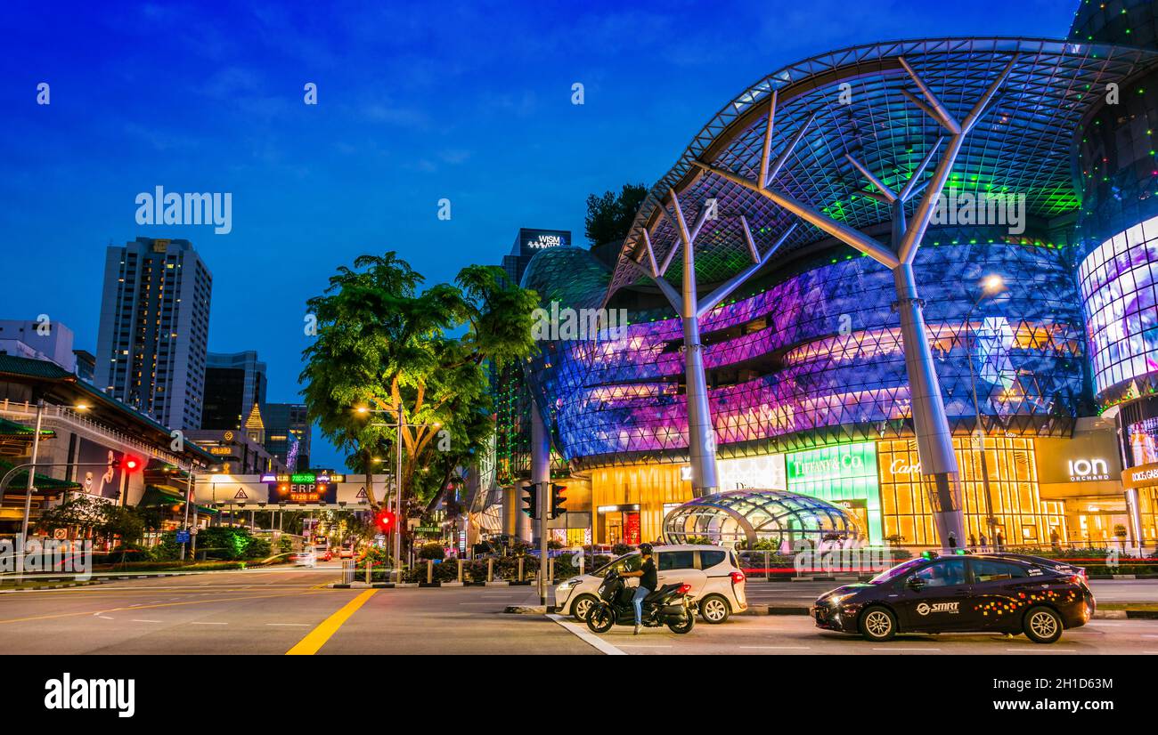 SINGAPORE - 4 MAR 2020: CENTRO commerciale ION Orchard a Singapore dopo il tramonto Foto Stock