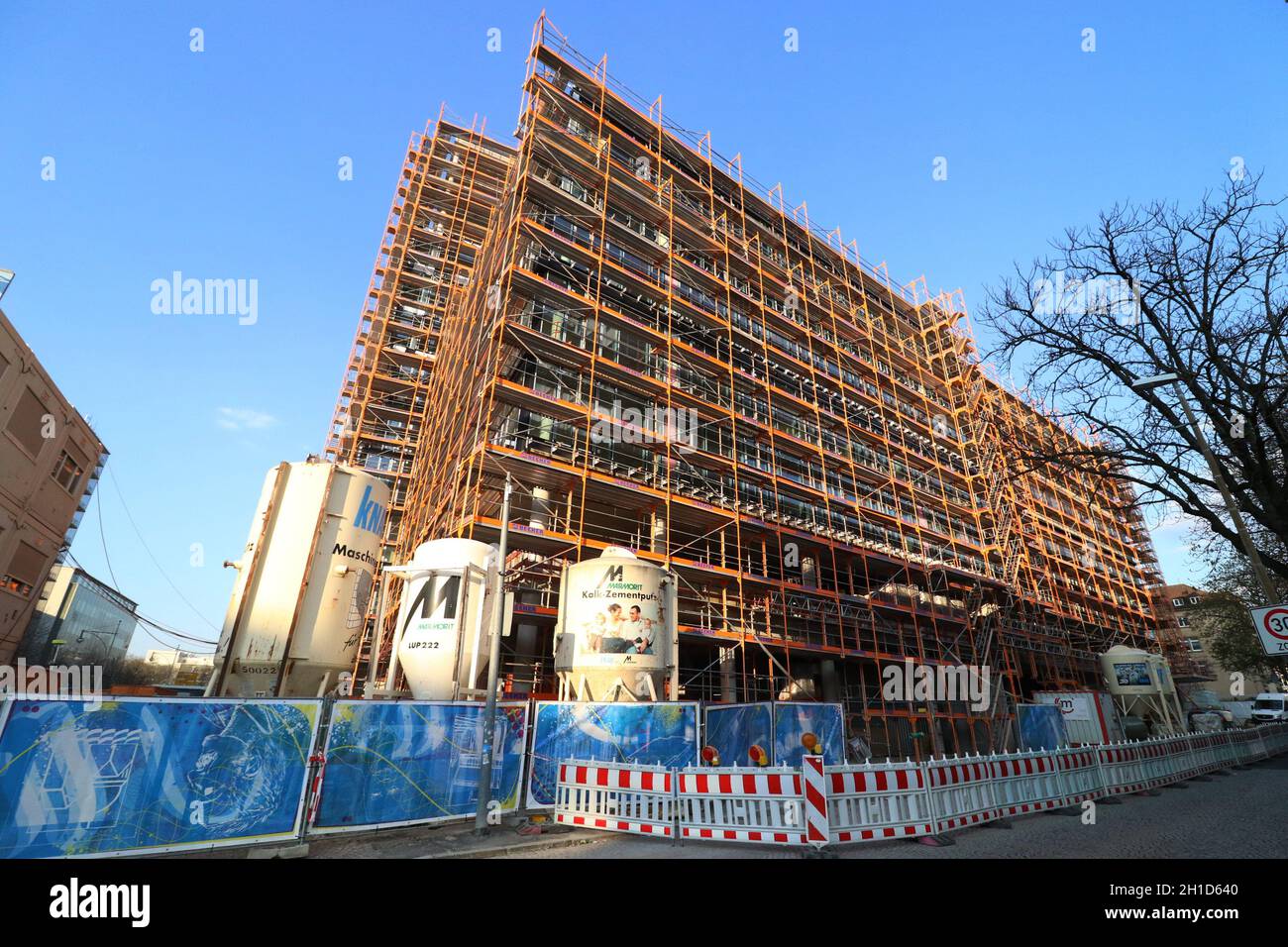 Überragend: Das neue Volksbankgebäude in der Bismarckalle von Freiburg im Breisgau nimmt Gestalt an Foto Stock