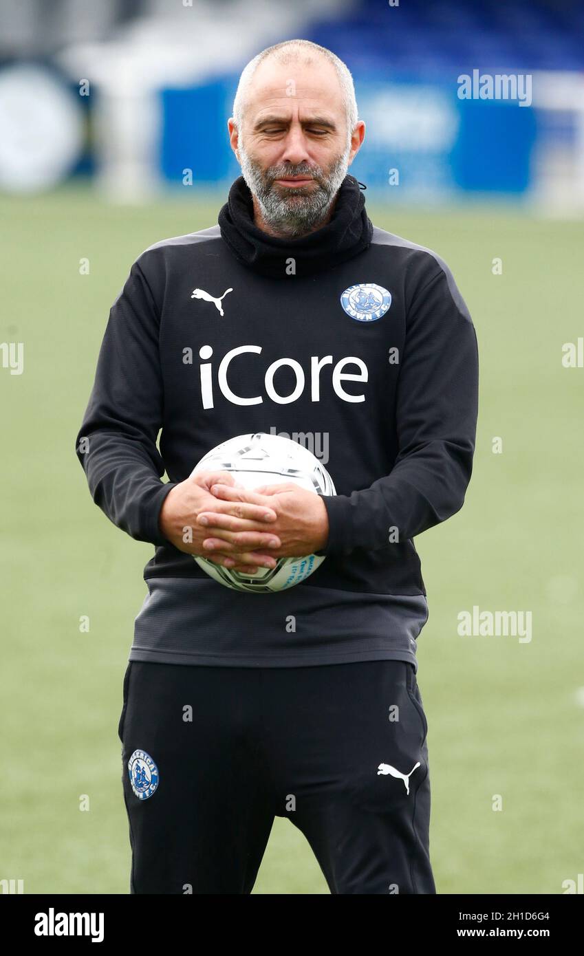 BILLERICAY, INGHILTERRA - OTTOBRE 17: Scott Chickelday Coach di Billericay Town Womenduring la fa Women's National League Division One South East betwee Foto Stock