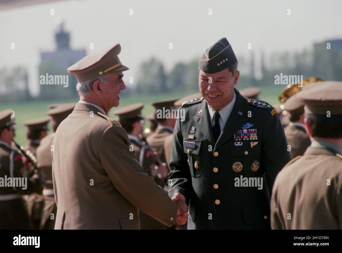 ***FILE PHOTO*** il generale Colin Luther Powell, a destra, presidente dei Capi congiunti dello staff forze armate degli Stati Uniti, arriva a Praga, in Cecoslovacco Foto Stock