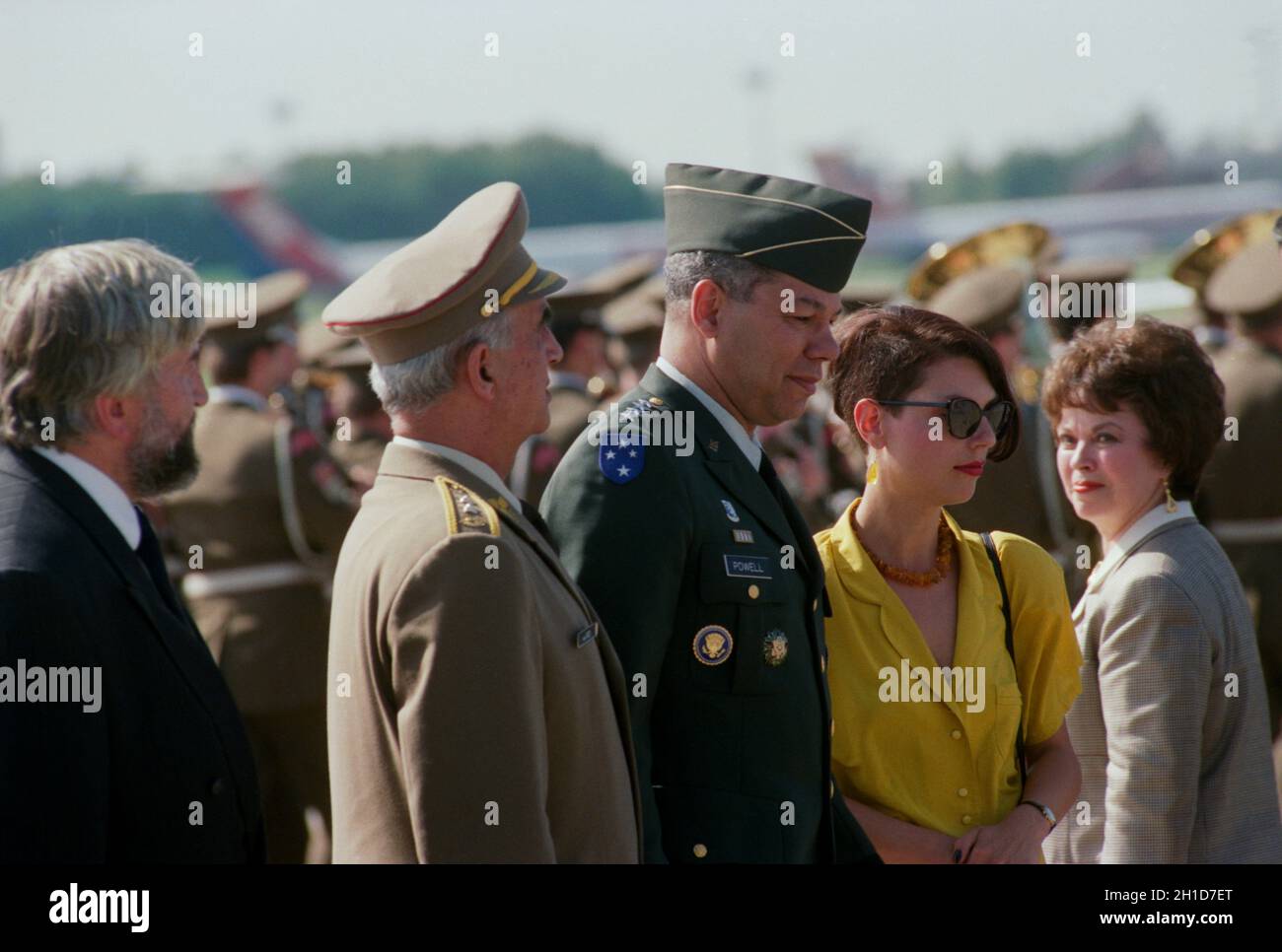 ***FILE PHOTO*** il generale Colin Luther Powell, 3° da sinistra, presidente dei Capi congiunti dello staff forze armate degli Stati Uniti, arriva a Praga, Czec Foto Stock