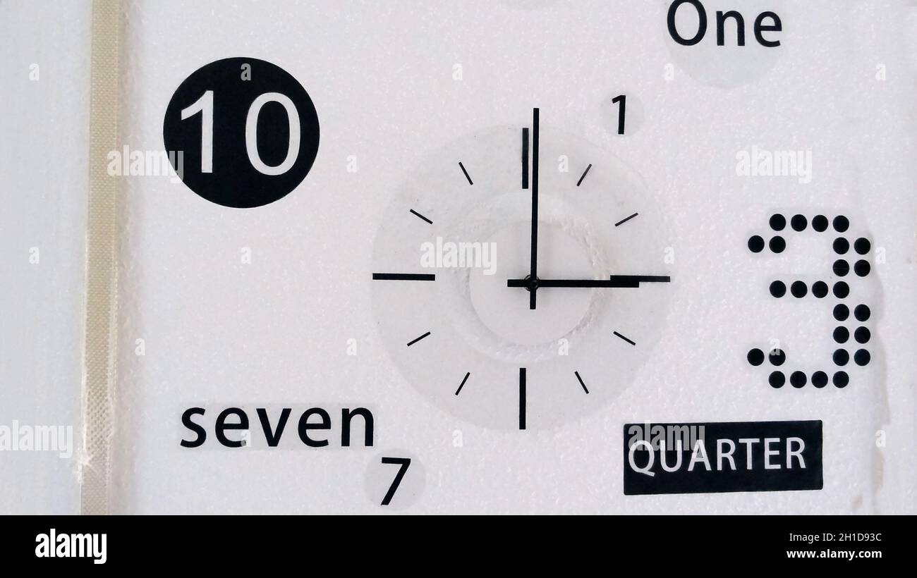 In der Nacht zum 29. März werden in Deutschland und zahlreichen anderen Ländern in Europa die Uhren um 2 Uhr um eine Stunde auf 3 Uhr nach vorne geste Foto Stock