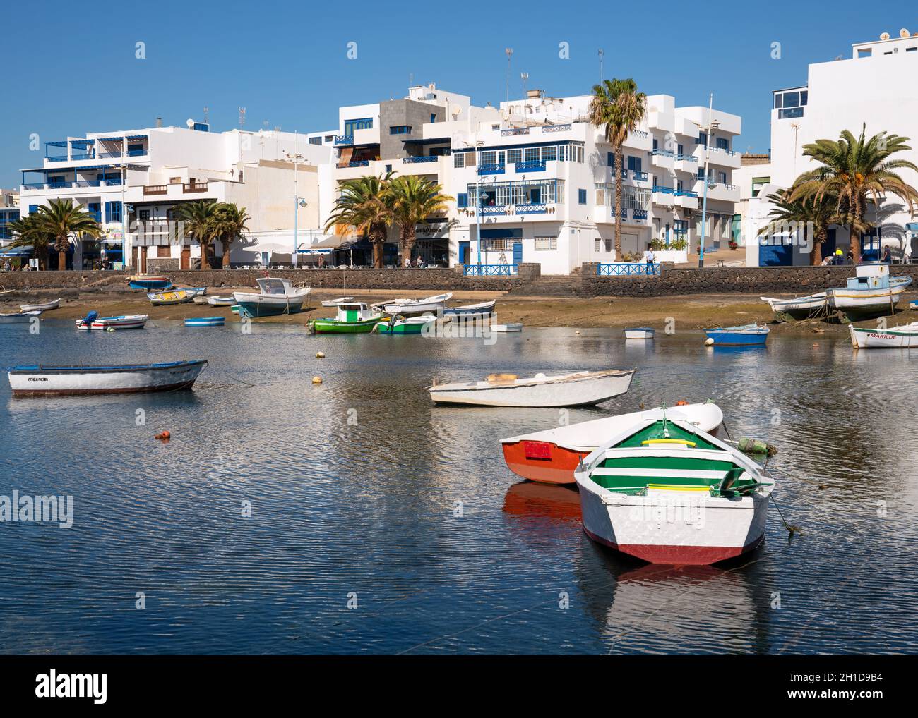 ARRECIFE, SPAGNA - 28 GENNAIO 2020: Immagine panoramica del porto turistico di Arrecife in una giornata di sole con cielo limpido il 28 gennaio 2020 a Lanzarote, Spagna Foto Stock