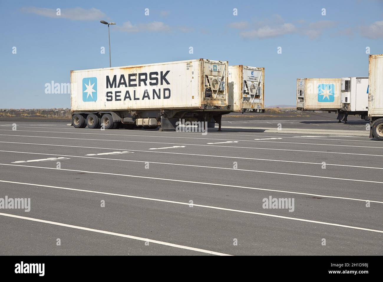 LANDEYJAFOFN, ISLANDA - CIRCA 2015: Container per il trasporto merci di Sealand, una divisione del gruppo Maersk, su rimorchi per camion in un parcheggio in Islanda Foto Stock