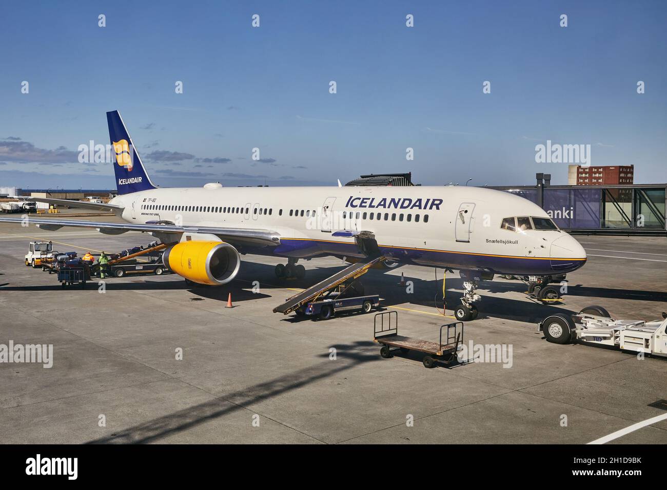 KEFLAVIK Islanda - 12 Maggio 2015: Icelandair Boeing 757 in Islanda all'aeroporto internazionale di Keflavik Foto Stock