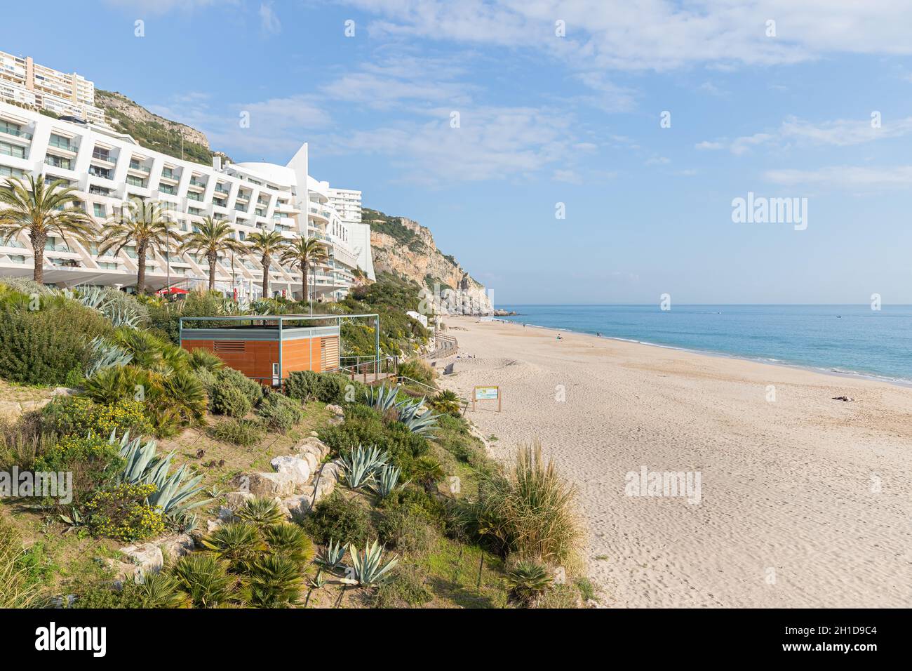 Sesimbra, Portogallo - 20 febbraio 2020: Vista del lussuoso hotel Sesimbra Hotel Spa sul mare in una giornata invernale Foto Stock