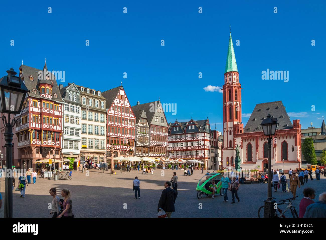 Splendida vista panoramica della famosa Römerberg, inclusa la chiesa di San Nicola nel cuore storico della città vecchia medievale di Francoforte sul meno. Foto Stock