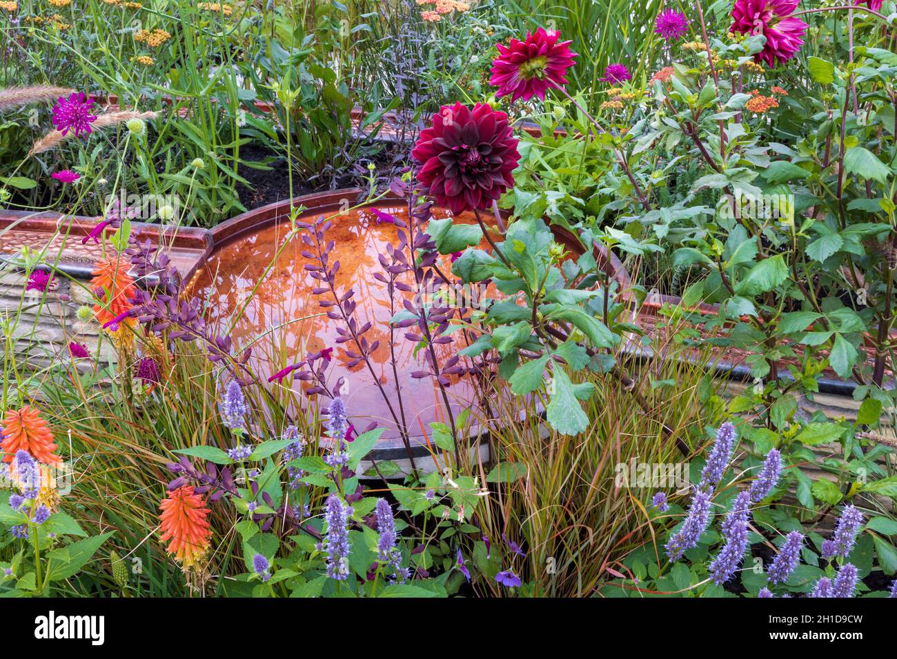 Trovare il nostro modo: Un NHS Tribute Garden. Le punte di rame portano a e da un pool circolare, che riassume gli sforzi collettivi di coloro che lavorano nel NHS Foto Stock