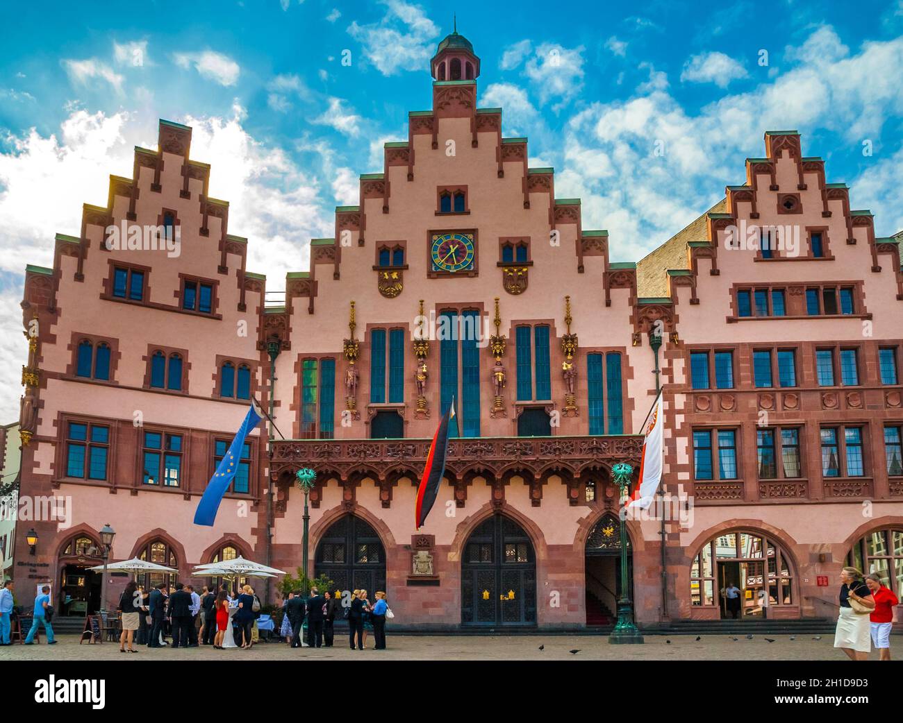 Grande vista della famosa facciata orientale del Römer, un edificio medievale che è il municipio situato nel centro storico di Francoforte sul meno, Germania... Foto Stock