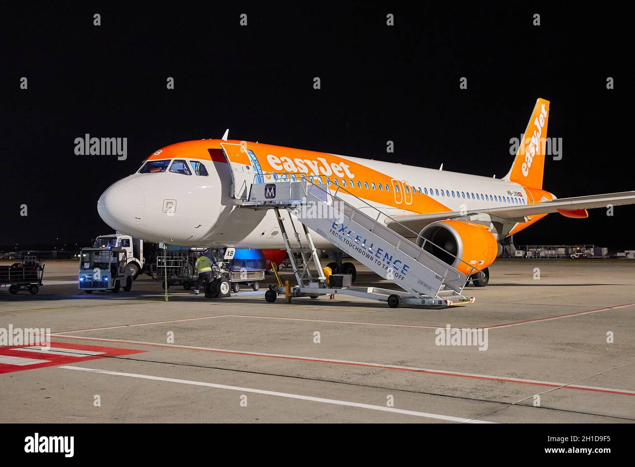 BUDAPEST, UNGHERIA - CIRCA 2019: EasyJet A320 di notte a Budapest Liszt Ferenc Aeroporto Easyjet è la seconda compagnia aerea low-cost più grande Foto Stock