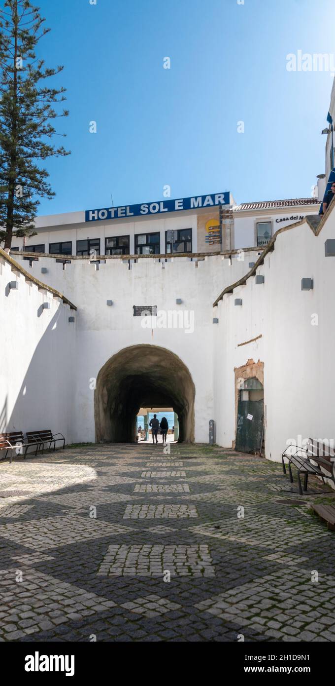 Un paio di passi attraverso un tunnel pedonale per la spiaggia di Albufeira in Algarve, Portogallo Foto Stock