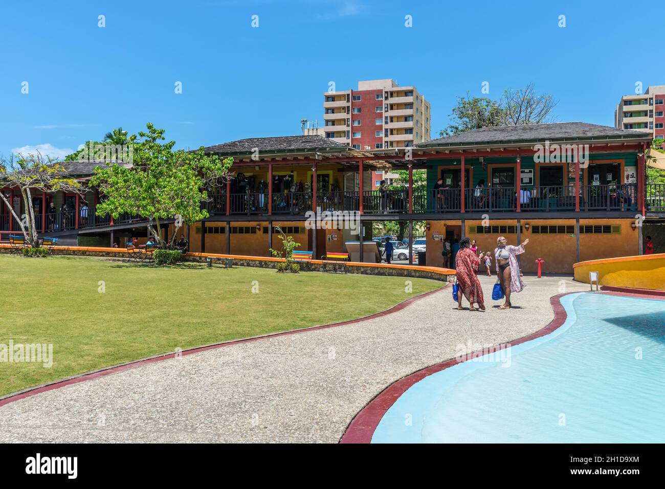 Ocho Rios, Giamaica - 22 aprile 2019: Persone all'Island Village Shopping Cente a Ocho Rios, Giamaica. Foto Stock