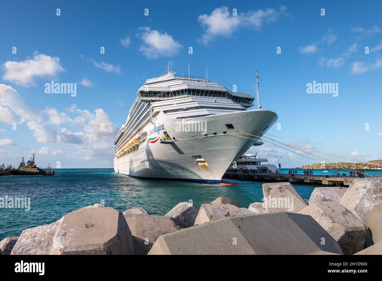 Philipsburg, St. Maarten - 17 dicembre 2018: Nave da crociera Costa Magica  ormeggiata nell'isola caraibica di Sint Maarten - Saint Martin, Antille  olandesi Foto stock - Alamy