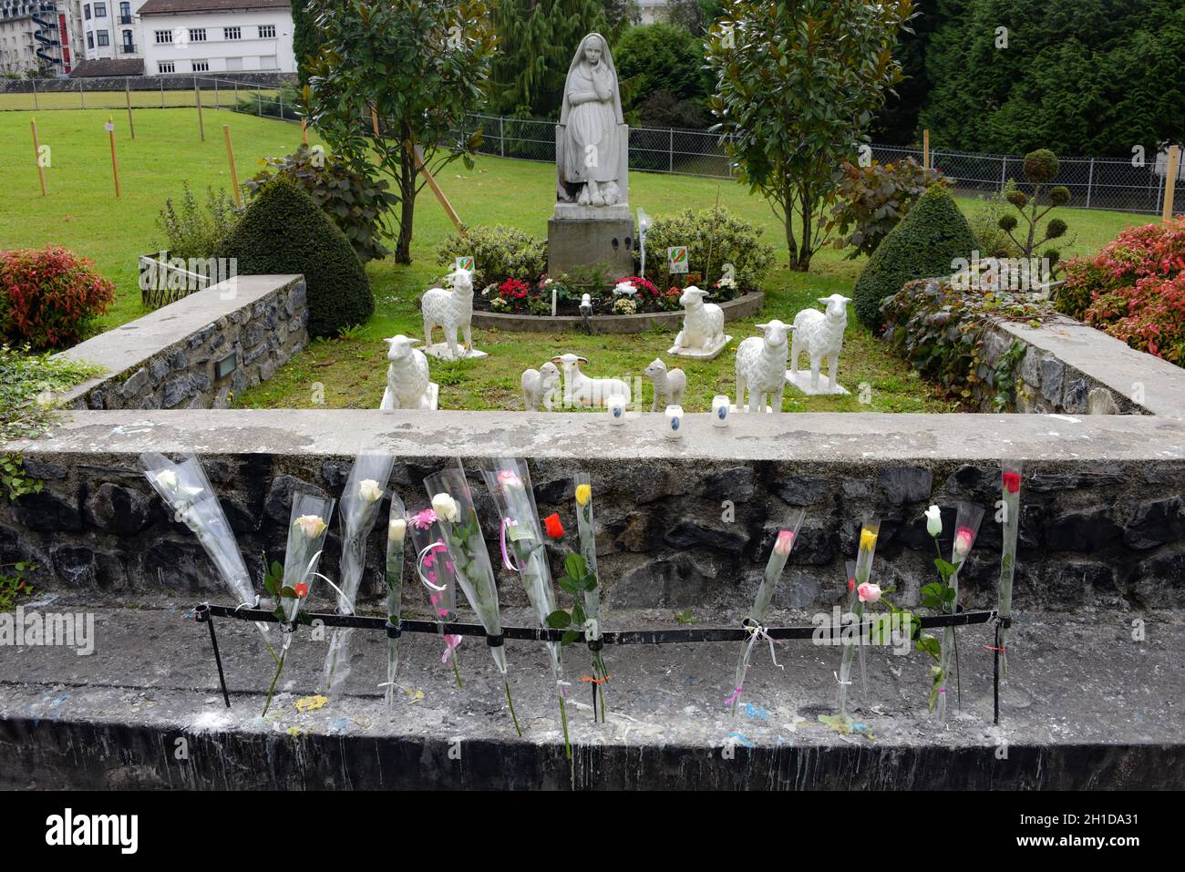 Lourde, Francia - 9 ottobre 2021: Fiori e offerte alla Vergine Maria al  Santuario di Notre-Dame di Lourdes Foto stock - Alamy