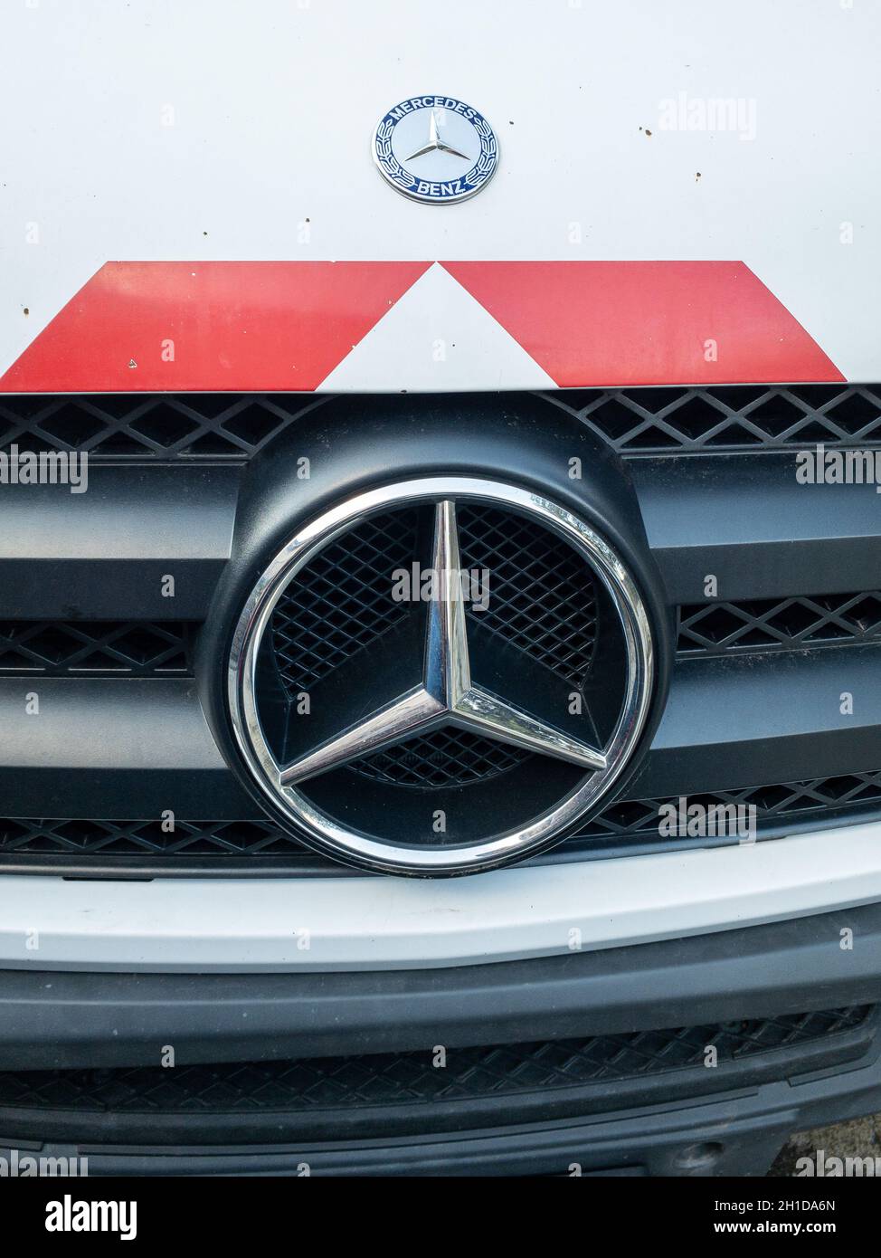 Belgrado, Serbia - 15 febbraio 2020: Mercedes Benz tre stelle a punta a Sprinter Van a Belgrado, Serbia. Foto Stock