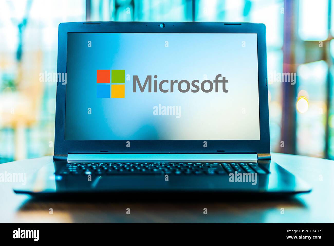 POZNAN, POL - 24 MARZO 2020: Computer portatile con logo di Microsoft, una multinazionale americana di tecnologia con sede a Redmond, W. Foto Stock
