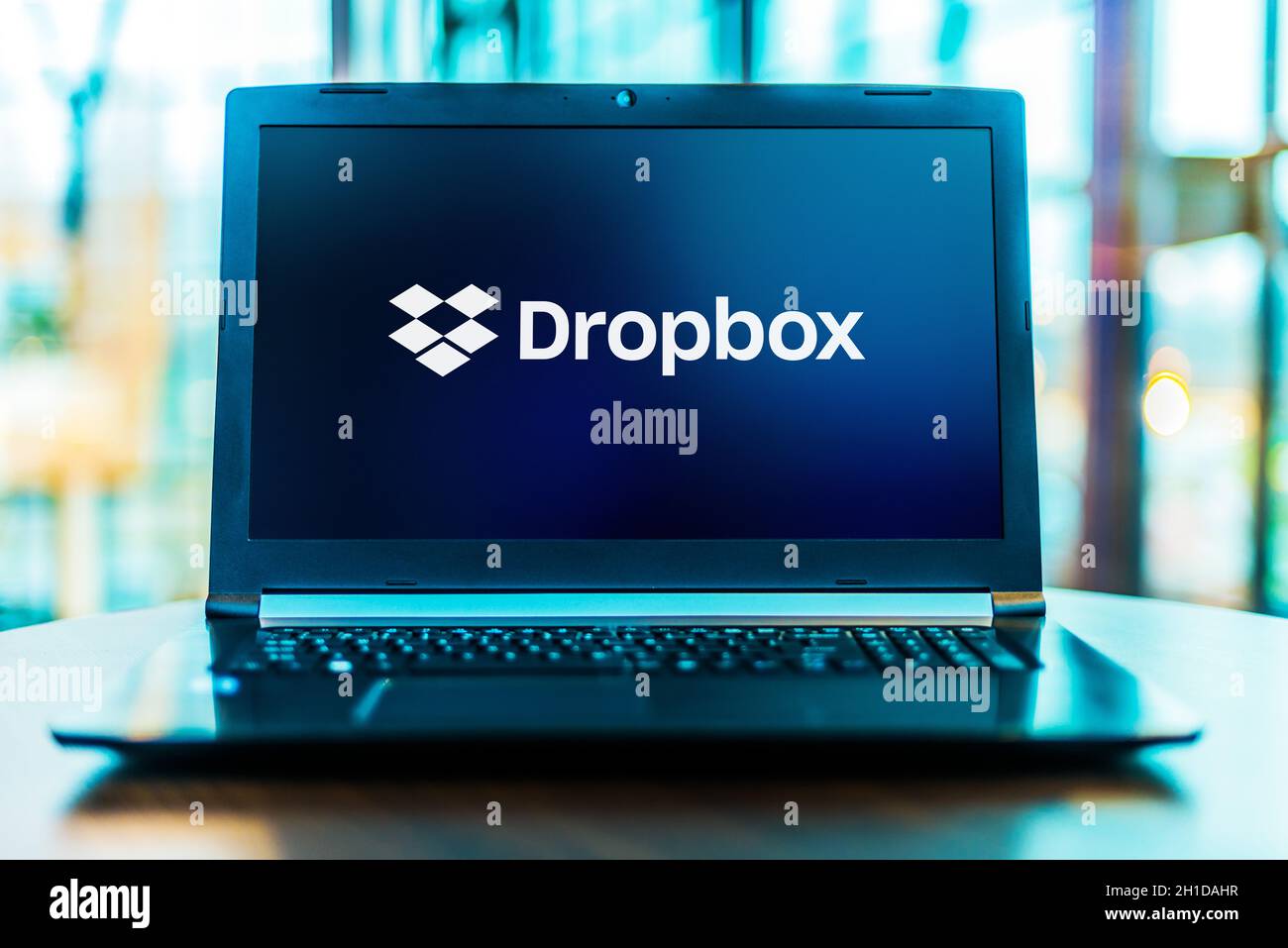 POZNAN, POL - 24 MARZO 2020: Computer portatile con logo Dropbox, un servizio di hosting di file gestito da Dropbox, Inc., con sede a San Francis Foto Stock