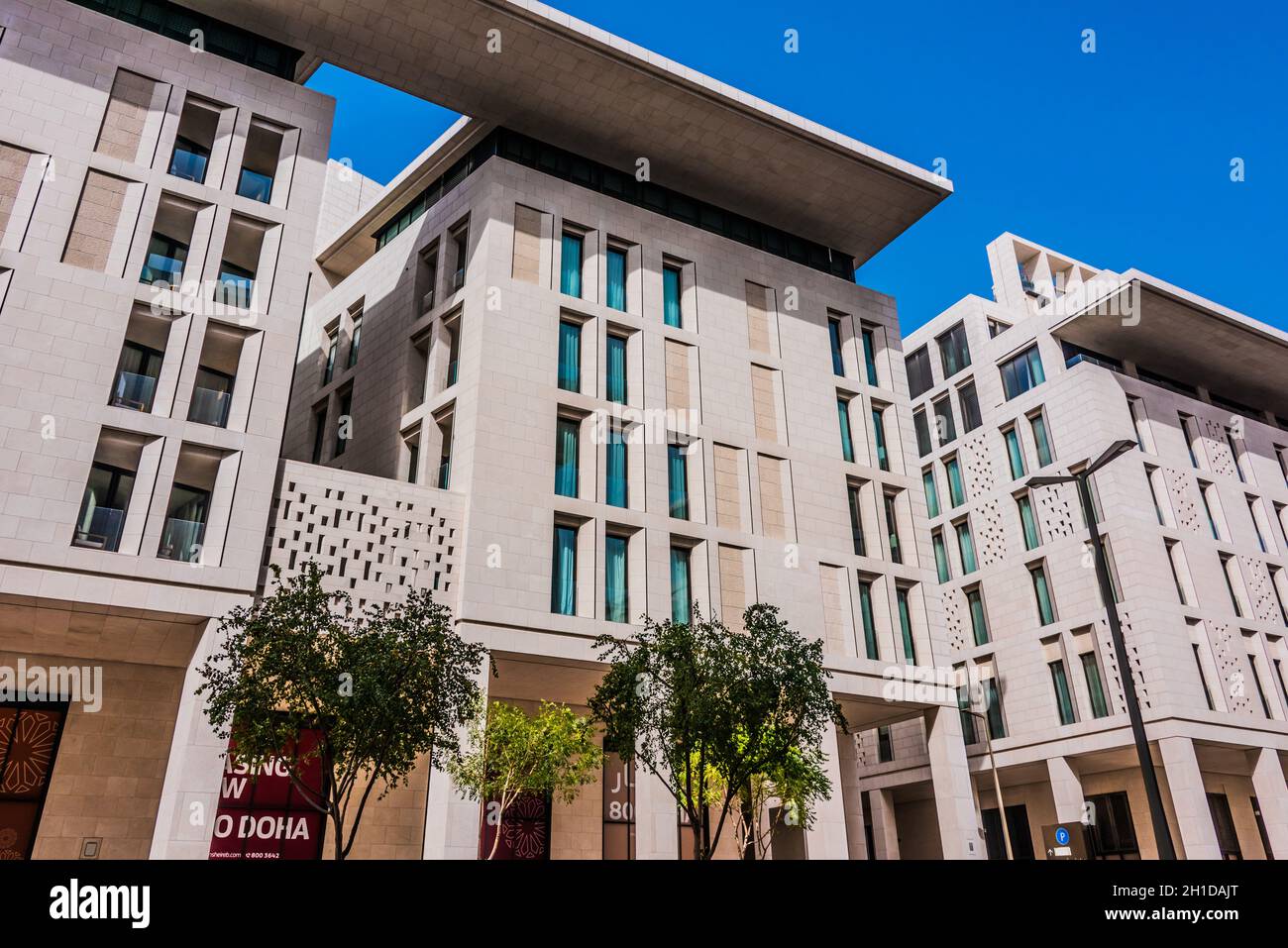 DOHA, QATAR - FEB 26, 2020: Architettura moderna di Msheireb Downtown a Doha, Qatar Foto Stock