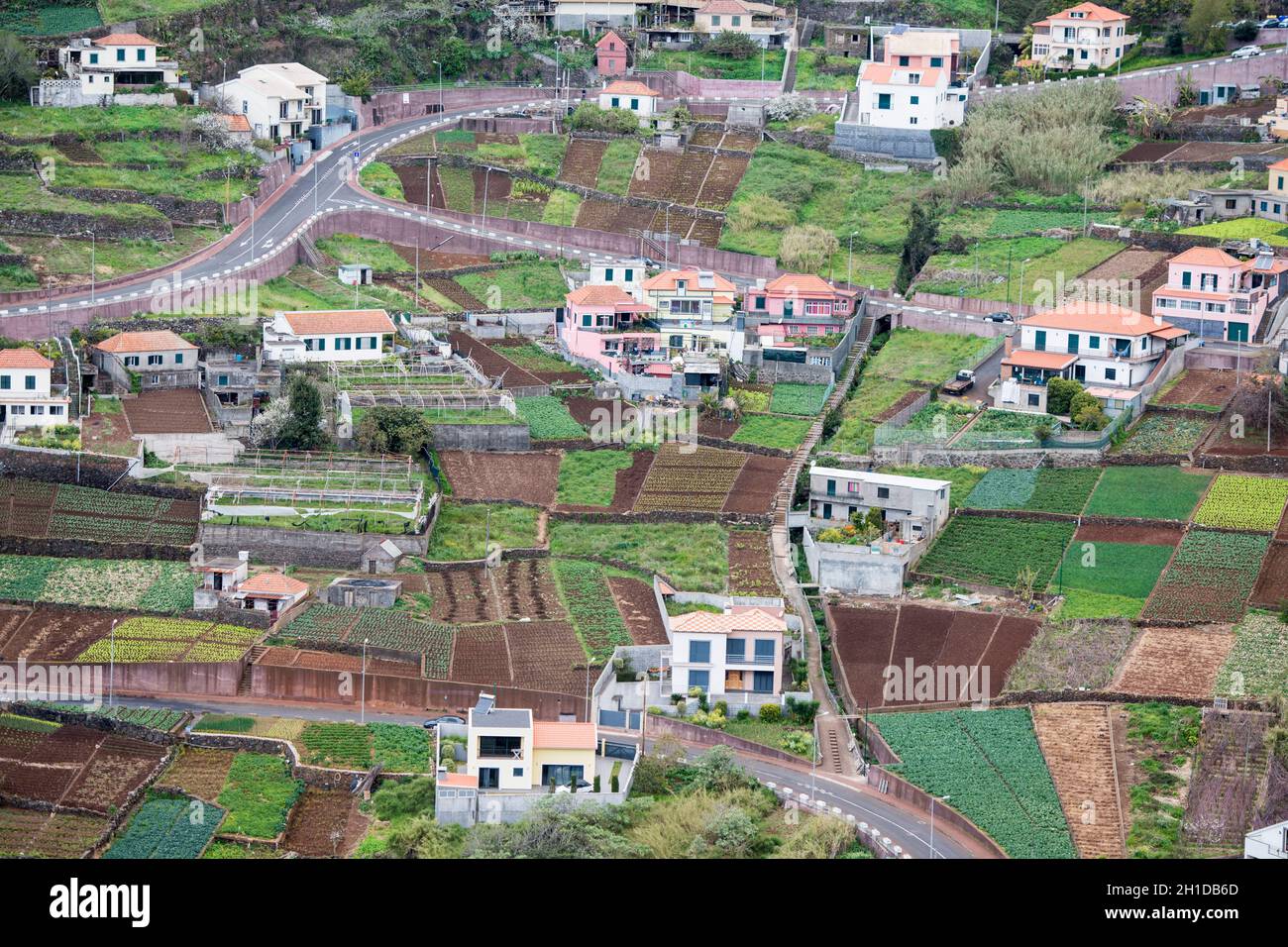 Un villaggio con l'agricoltura e il paesaggio nella città di Ponta do Sol, a ovest di Funchal sull'isola di Madeira del Portogallo. Portogallo, Madeira, Apri Foto Stock