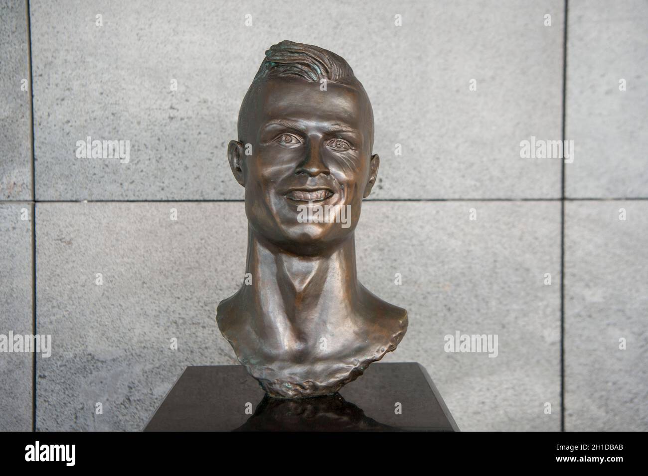 Una statua del calciatore Cristiano Ronaldo del Portogallo all'aeroporto di Funchal nella città di Funchal dell'isola Madeira del Portogallo. Portogallo, M. Foto Stock