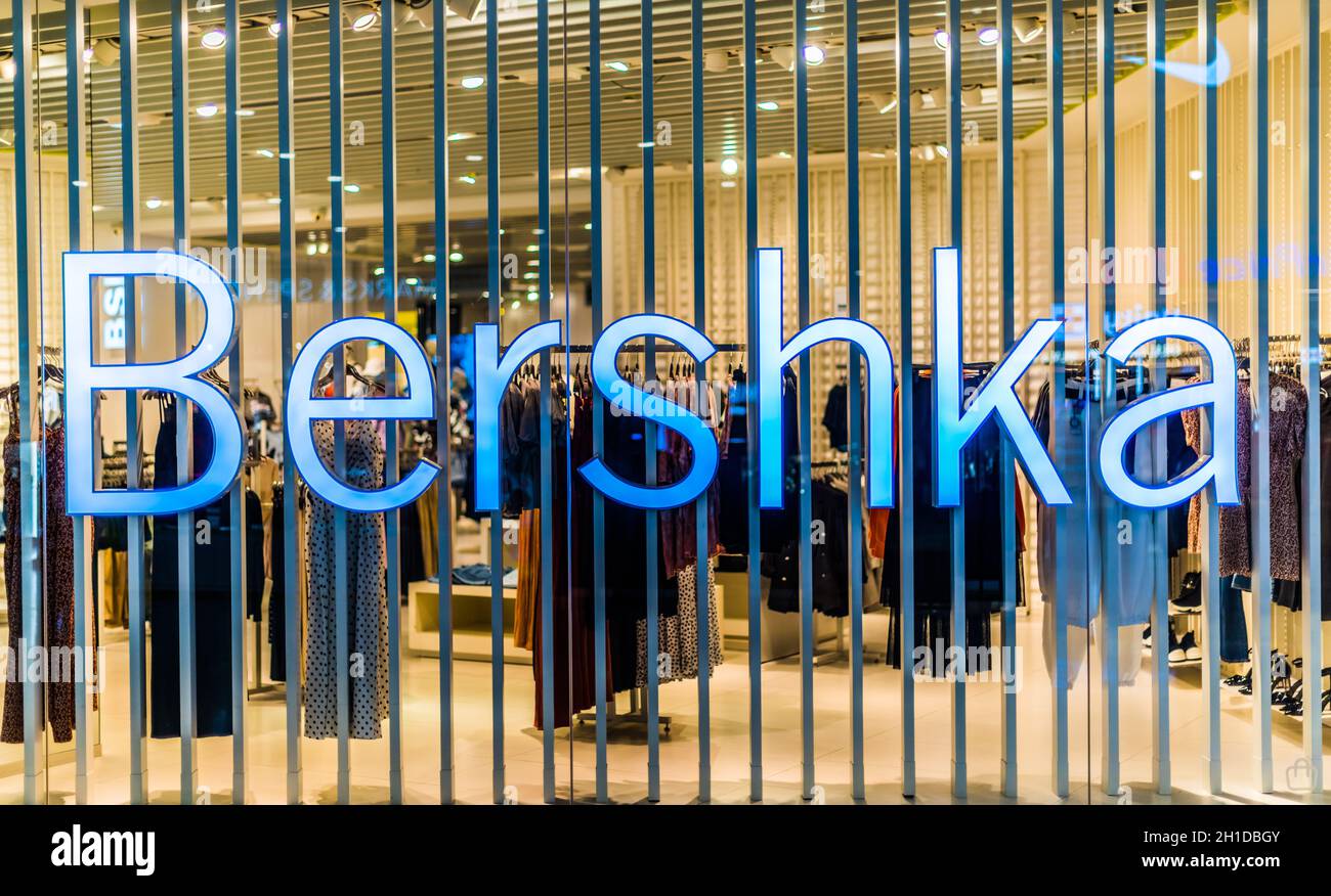 SINGAPORE - 5 MARZO 2020: Ingresso frontale al negozio di Bershka nel centro commerciale di Singapore Foto Stock