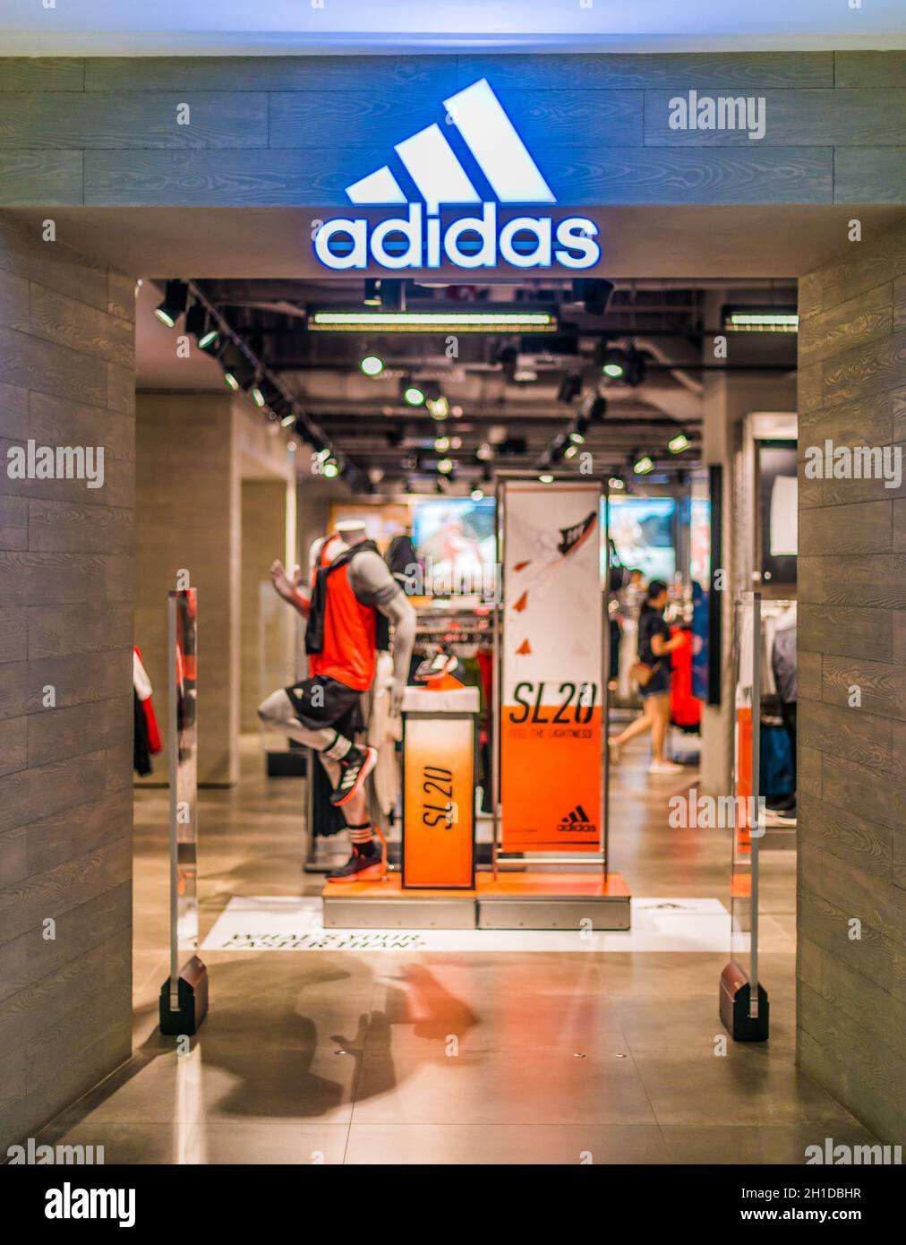 Adidas store front immagini e fotografie stock ad alta risoluzione - Alamy