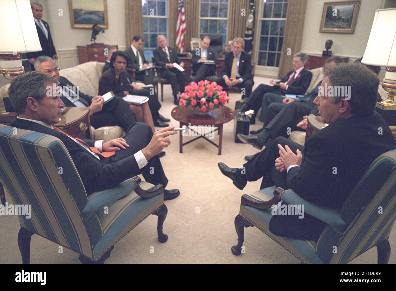 Il presidente degli Stati Uniti George W. Bush incontra il primo ministro Tony Blair della Gran Bretagna nell'ufficio ovale della Casa Bianca a Washington, DC mercoledì 7 novembre 2001. Nella foto sono visibili anche il Segretario di Stato degli Stati Uniti Colin Powell e il Consulente Nazionale della sicurezza Condoleezza Rice.Mandatory Credit: Eric Draper - Casa Bianca via CNP. Foto Stock