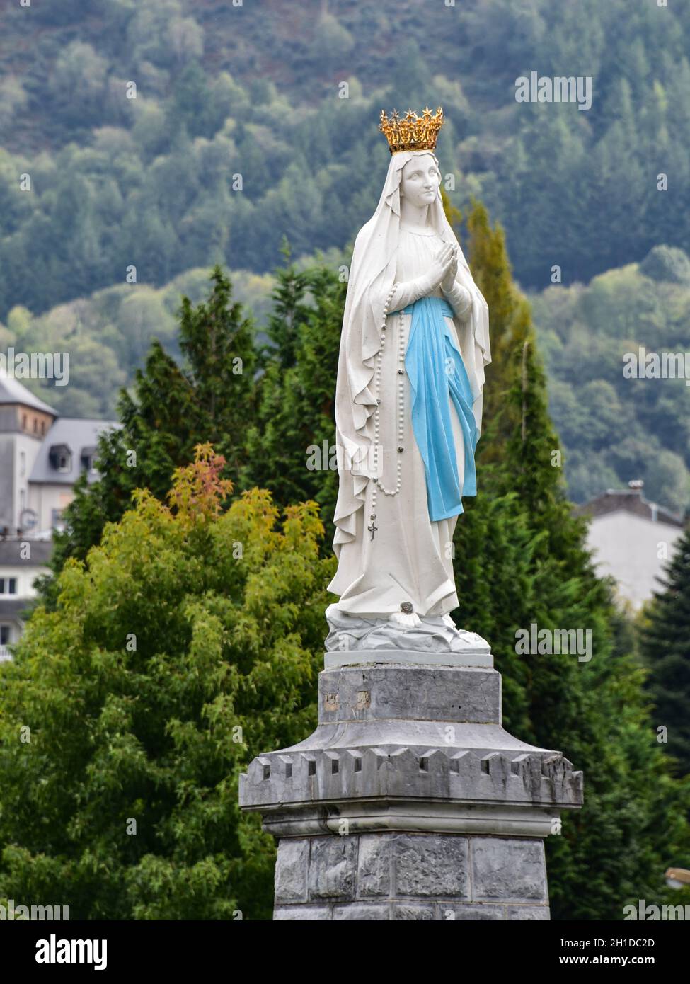 Lourdes, Francia - 9 Ott 2021: Statua della Vergine Maria sulla sagra della Basilica del Rosario Foto Stock