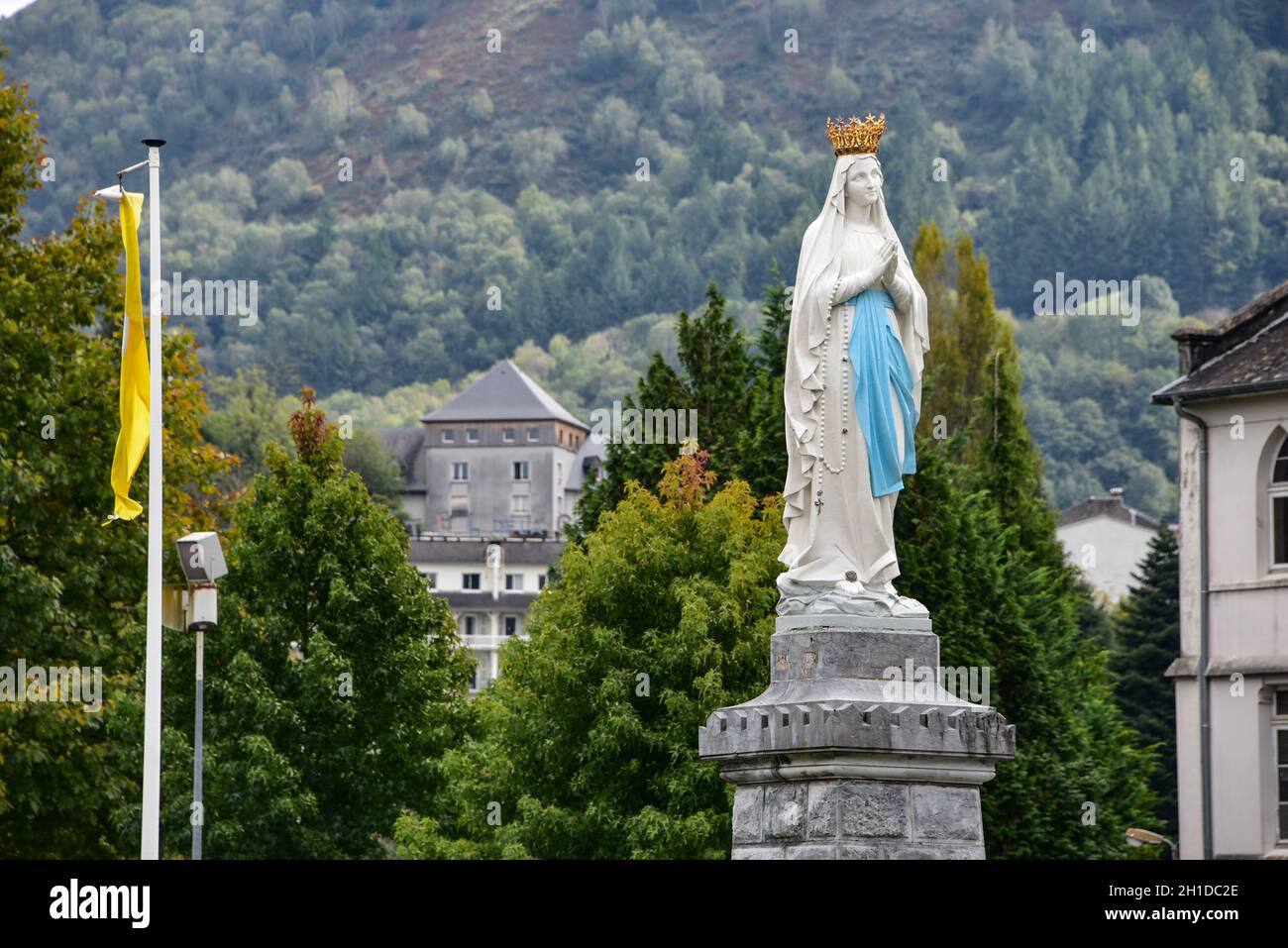 Lourdes, Francia - 9 Ott 2021: Statua della Vergine Maria sulla sagra della Basilica del Rosario Foto Stock