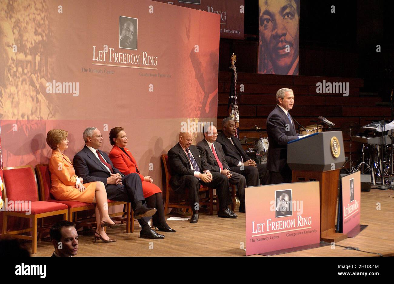 Il presidente degli Stati Uniti George W. Bush partecipa alle cerimonie annuali di iniziativa della Georgetown University 'Let Freedom Ring' e alla rappresentazione in onore della memoria del dottor Martin Luther King Jr., tenutesi presso il John F. Kennedy Center for the Performing Arts di Washington, DC il 17 gennaio 2005. Il Segretario di Stato degli Stati Uniti Colin Powell e sua moglie, Alma Powell, hanno ricevuto il "John Thompson Legacy of a Dream Award" durante le cerimonie. Credit: Greg E. Mathieson/Pool via CNP Foto Stock