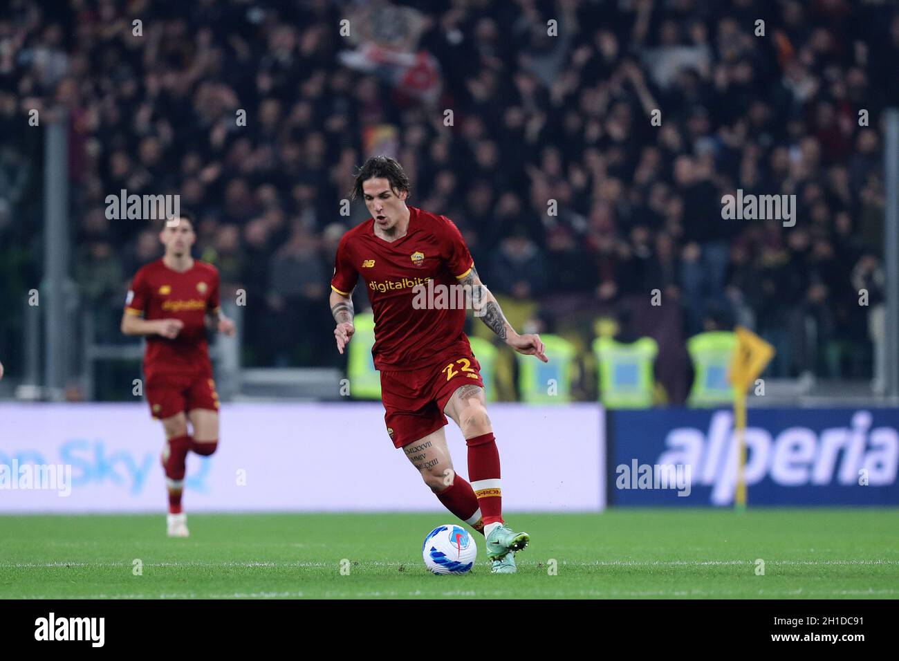 Nicolo Zaniolo di AS Roma controlla la palla durante la Serie A partita tra Juventus FC e AS Roma Foto Stock