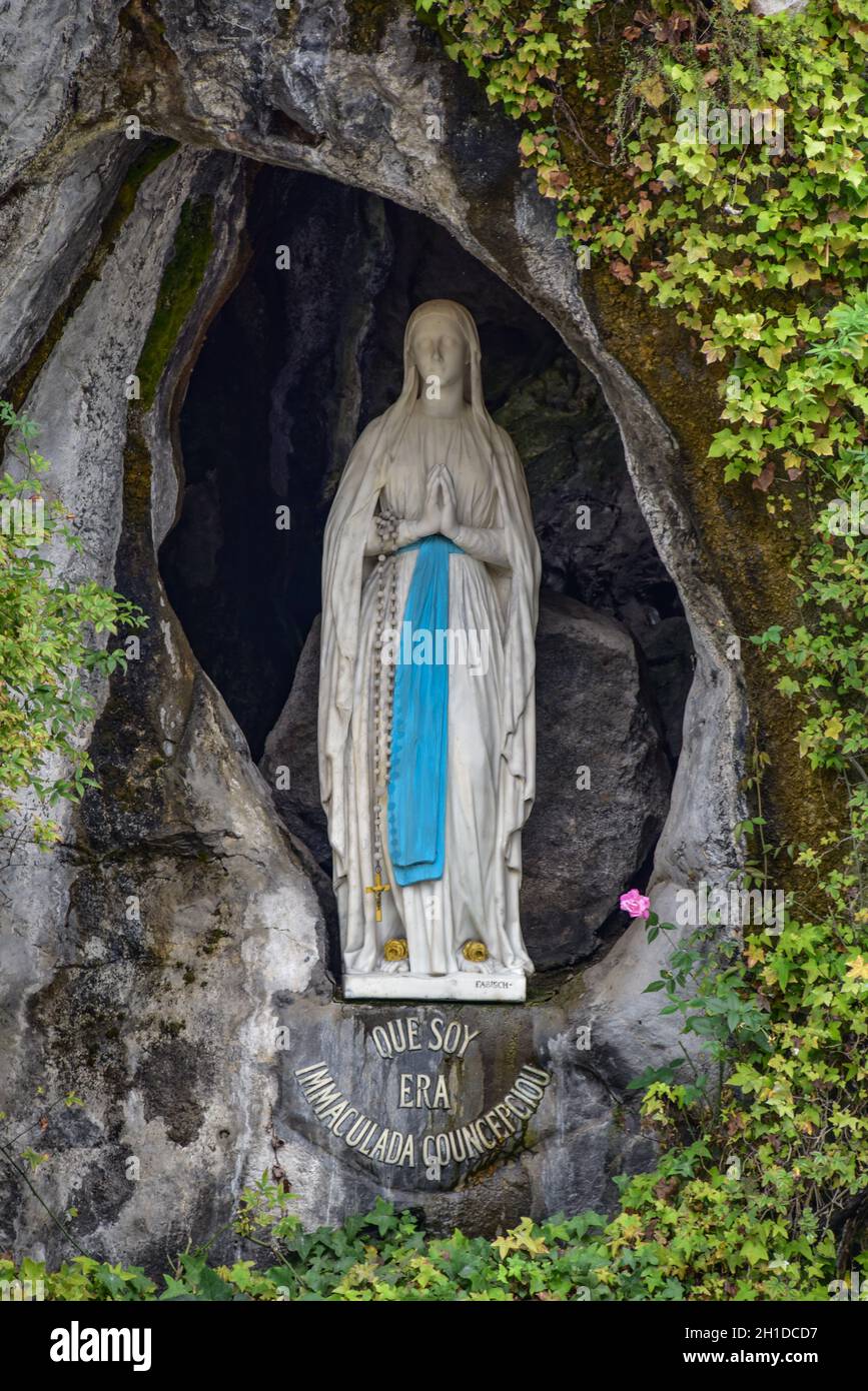 Lourdes, Francia - 9 Ott 2021: Statua della Vergine Maria all'interno della Grotta Massabielle di Lourdes Foto Stock