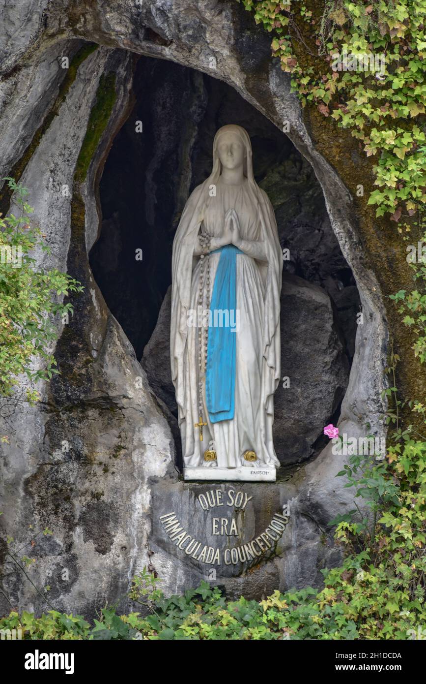 Lourdes, Francia - 9 Ott 2021: Statua della Vergine Maria all'interno della Grotta Massabielle di Lourdes Foto Stock