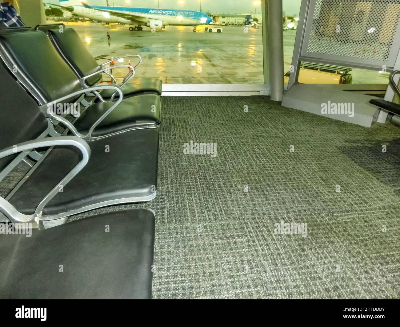 Miami, Florida, Stati Uniti d'America - 12 dicembre 2019: La vista dell'aeroporto di Miami, Florida, Stati Uniti d'America che mostra alcuni dei suoi moli con un sacco di aerei che caricano Foto Stock