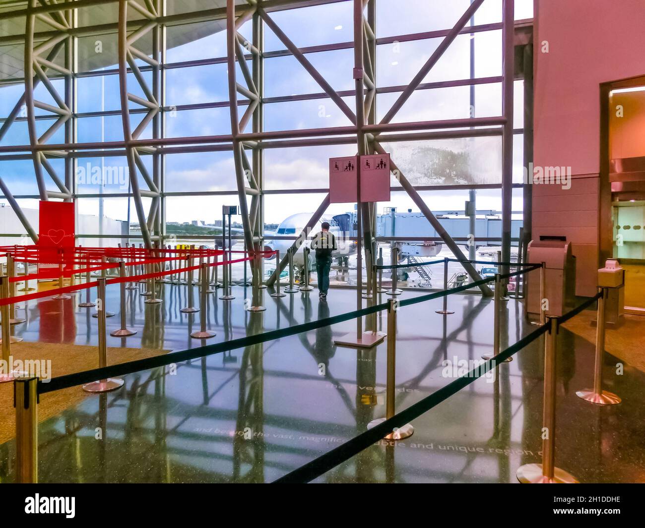 Miami, Florida, USA - 12 dicembre 2019: Viaggiatori all'interno dell'aeroporto internazionale di Miami, Florida. L'aeroporto si classifica per primo negli Stati Uniti per per Foto Stock