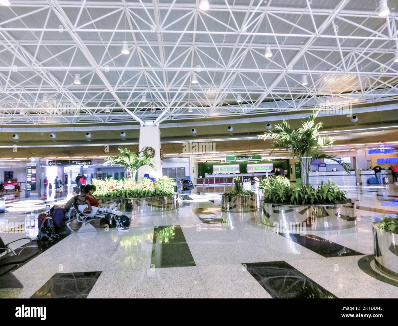 Miami, Florida, Stati Uniti d'America - 29 novembre 2019: La gente vicino all'ufficio dell'automobile di noleggio all'aeroporto di Miami, Florida, Stati Uniti d'America Foto Stock