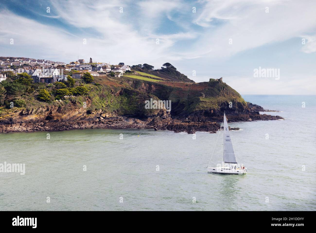 Cornwall vela; Una barca a vela che entra nell'estuario di Fowey, la città di Polruan sullo sfondo, Cornwall costa, Cornwall UK Foto Stock