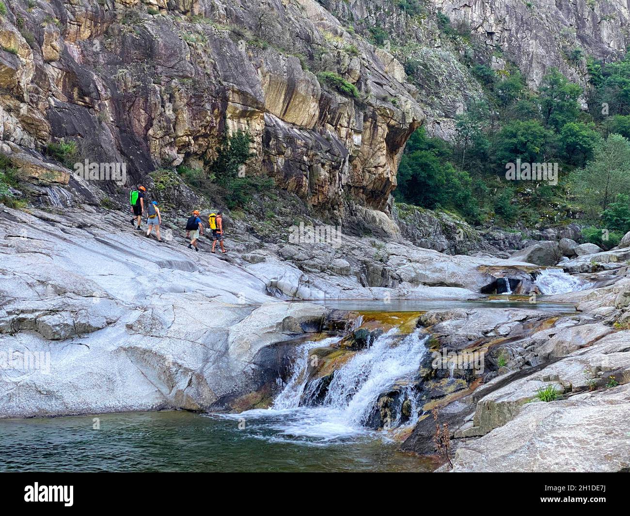 Gruppo di popoli irriconoscibili a piedi per andare canyoning in Chassezac gole Foto Stock